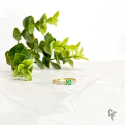 SORTIJA DE ORO CON PIEDRA VERDE Y CIRCONITAS                          
